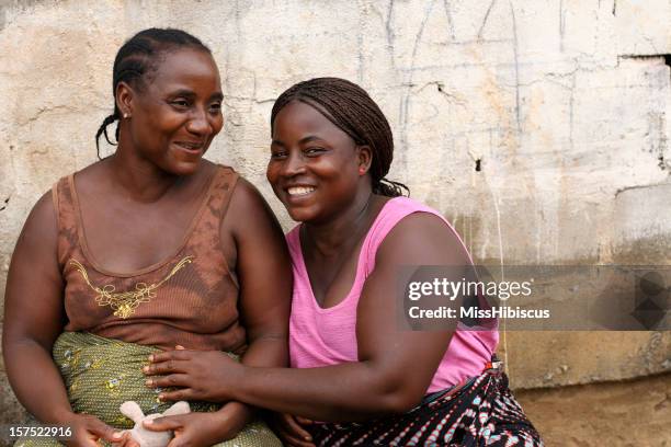 african sisters - liberiaanse cultuur stockfoto's en -beelden