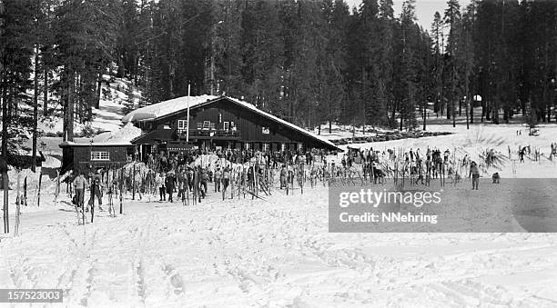 dachs pass ski lodge, yosemite, retro 50er jahre - skirestaurant stock-fotos und bilder