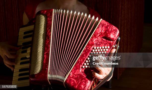 frau spielt akkordeon - accordion instrument stock-fotos und bilder