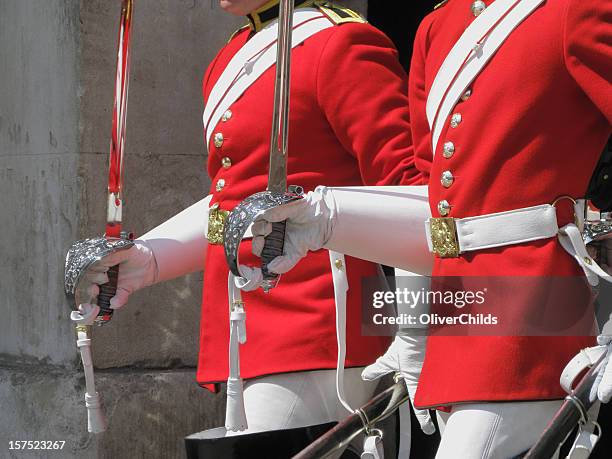 dois integrantes de household cavalry. - household cavalry - fotografias e filmes do acervo