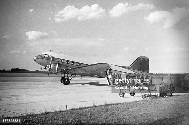 dc-3 airliner loading passengers 1951, retro - 1950 bildbanksfoton och bilder