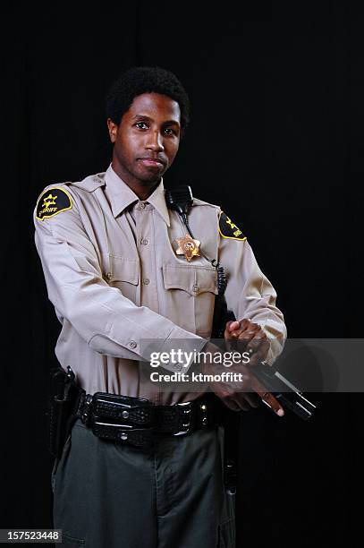afroamericana sheriff con pistola - jefe de policía fotografías e imágenes de stock