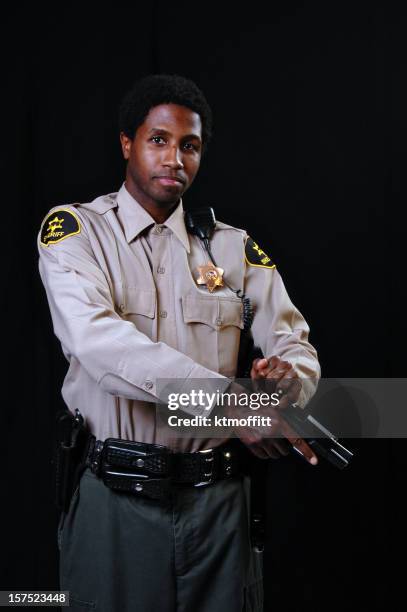 afroamericana sheriff con pistola - sheriff fotografías e imágenes de stock