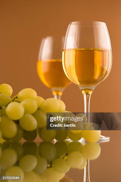 白ワイングラスとブドウ - シャルドネ葡萄 ストックフォトと画像
