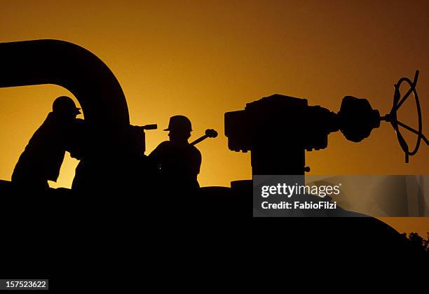 lavoratori al tramonto - valvola di sfiato foto e immagini stock