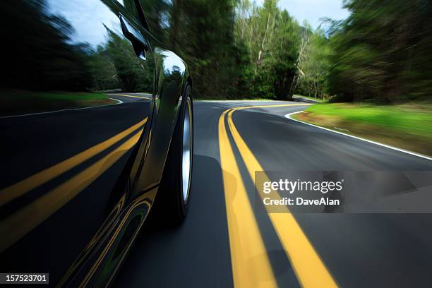 auto sportiva su strada di campagna. - linea gialla foto e immagini stock