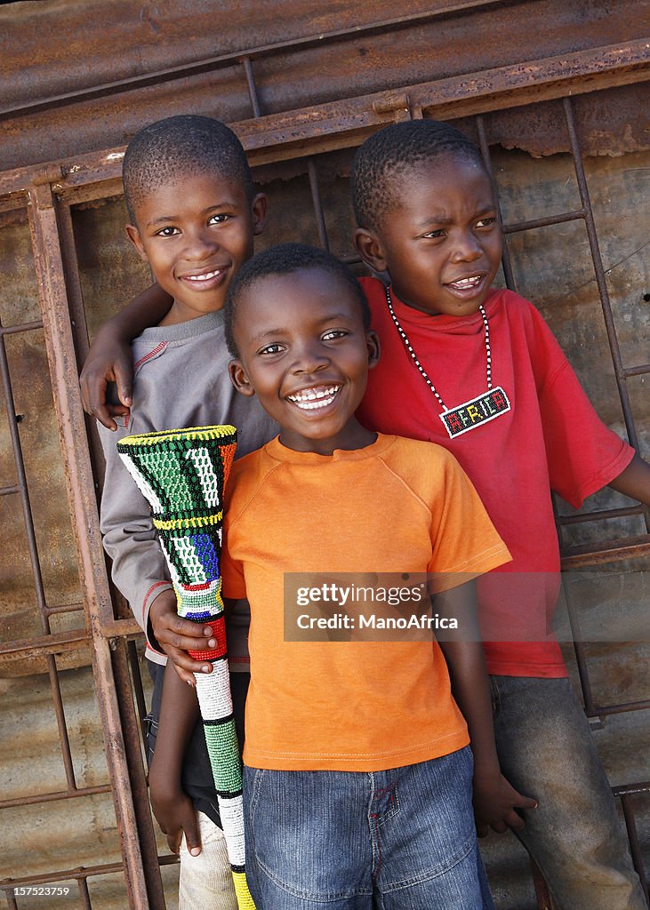 Três crianças africanas Zulu