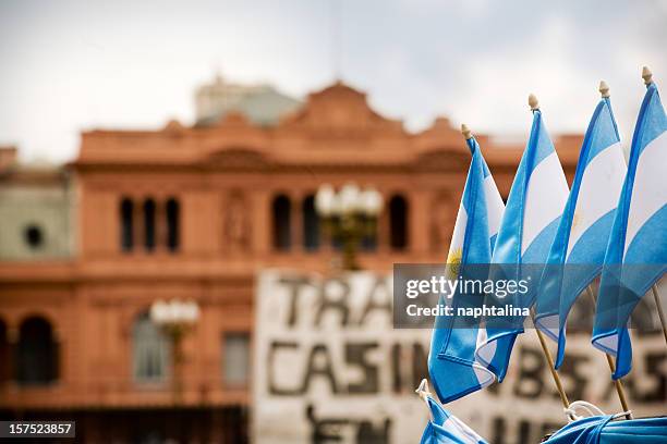 argentino flags y la casa rosada - plaza de mayo fotografías e imágenes de stock