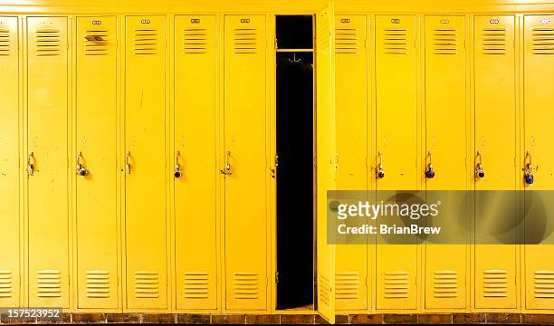 giallo armadietti con lucchetto - locker foto e immagini stock