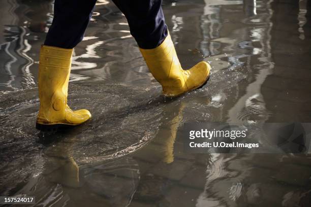 洪水で、水 - ゴム長靴 ストックフォトと画像