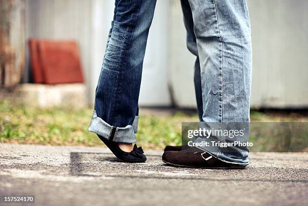 amor pareja cuadrados - estatura humana fotografías e imágenes de stock