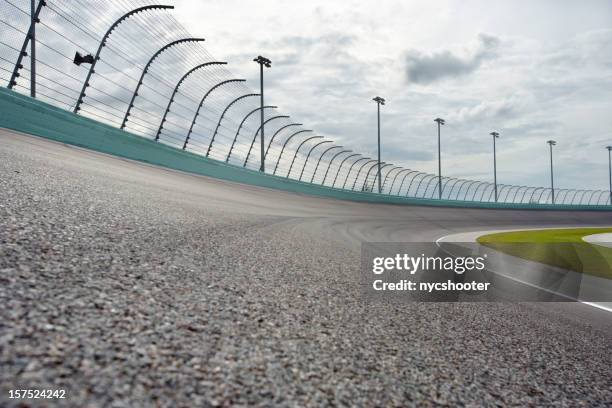 auto racing racetrack turn - auto racing stock pictures, royalty-free photos & images