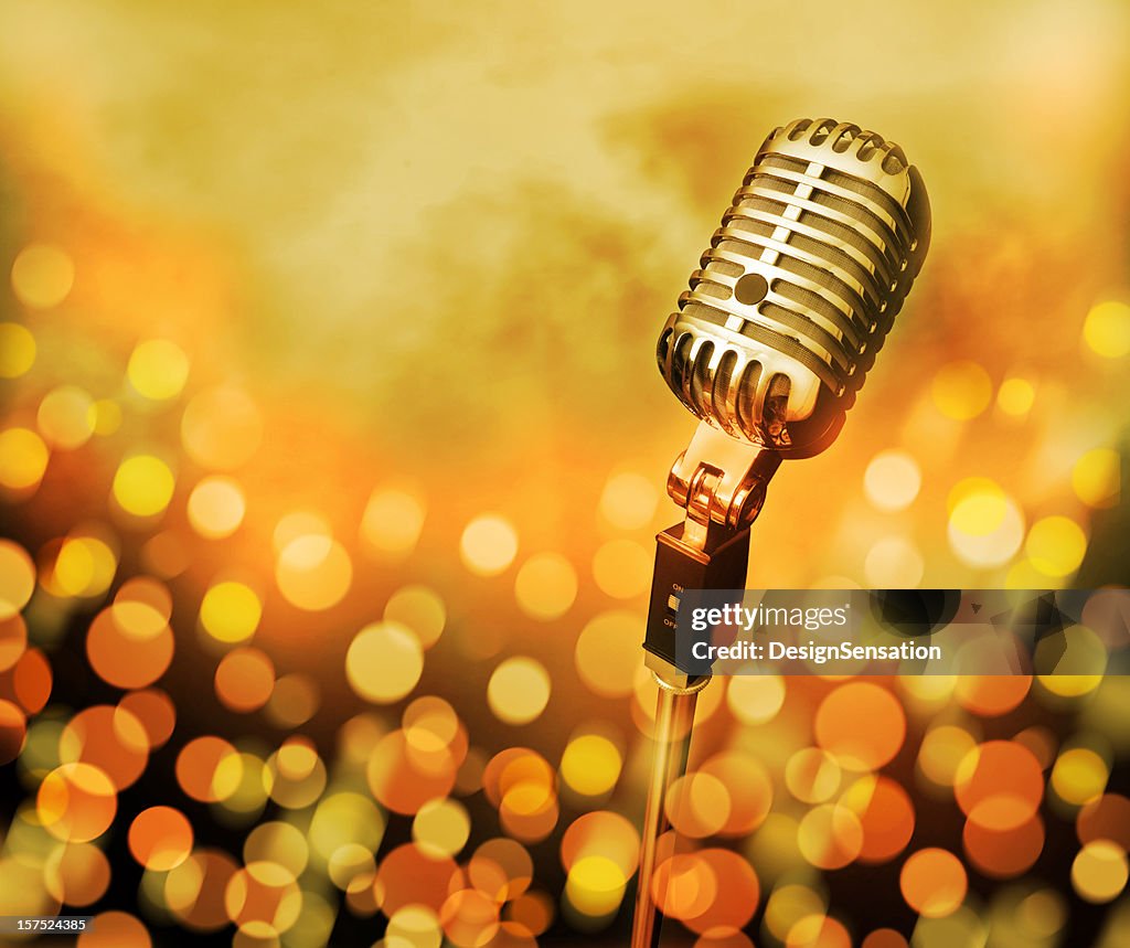 Mikrofon (modernen und Retro) auf der Bühne-Unscharf gestellt Lichter (XXL