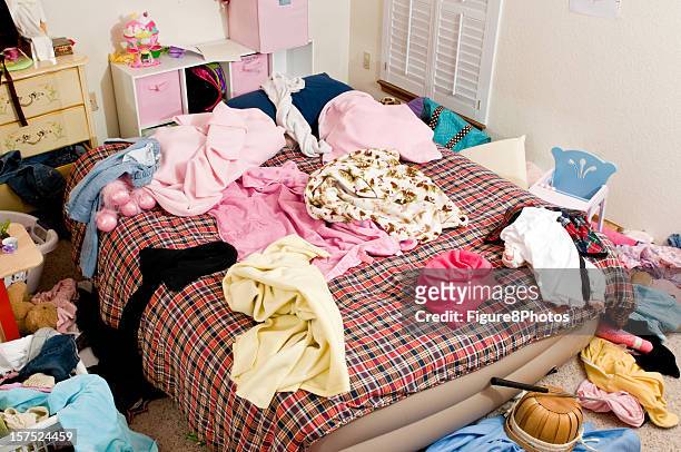 messy bedroom with clothing thrown in disarray - messy bedroom 個照片及圖片檔