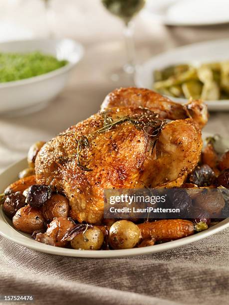 pollo asado con papas - pollo asado fotografías e imágenes de stock