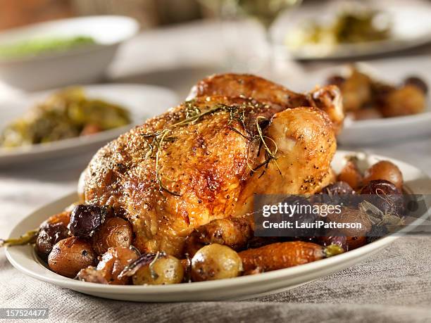 gebratenes huhn-abendessen - huhn geflügelfleisch stock-fotos und bilder