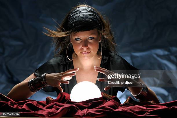 adivino con bola de cristal brillante xxxl - fortune teller fotografías e imágenes de stock