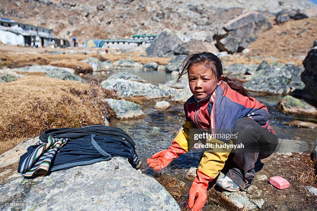 Nepali Mädchen Wäsche