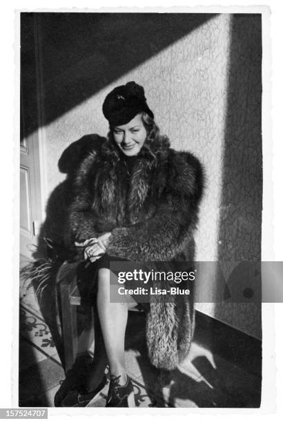 junge frau im pelz, 1940.black und weiß. - woman in fur coat stock-fotos und bilder