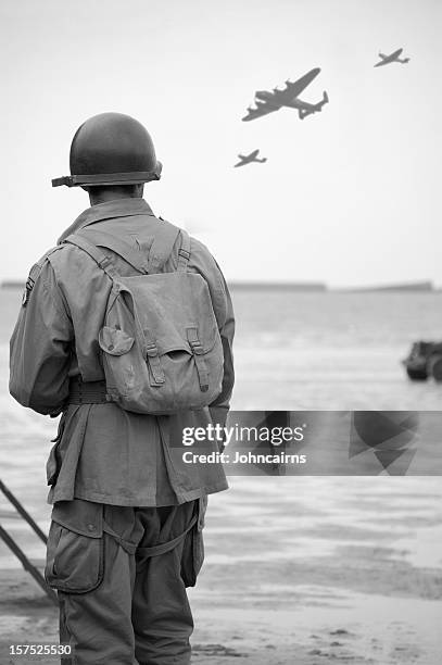 soldaten in omaha beach. - normandie stock-fotos und bilder