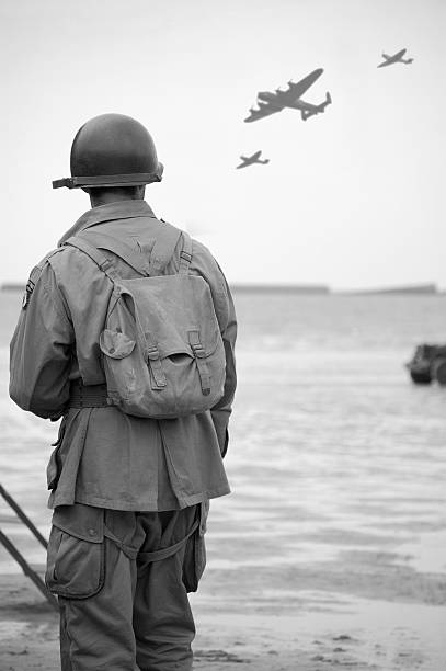 soldier en playa de omaha. - segunda guerra mundial fotografías e imágenes de stock