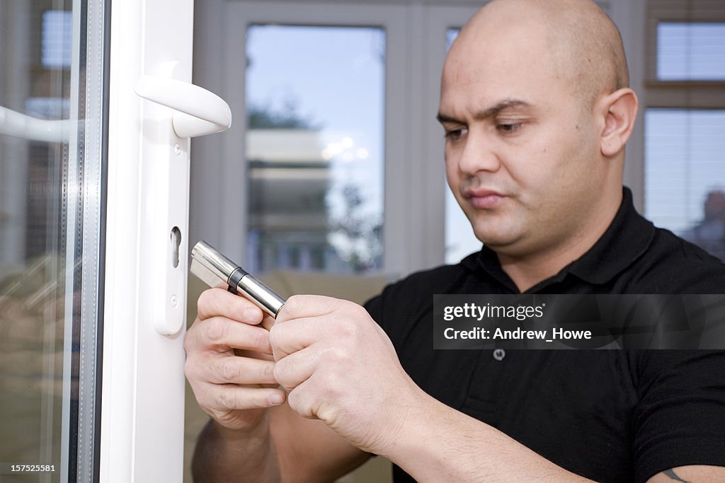 locksmith.jpg?s=1024x1024&w=gi&k=20&c=f8KhPjVXGThdM22iQBoLbw7O-6VFVgnDe5AEw5xmfrg=