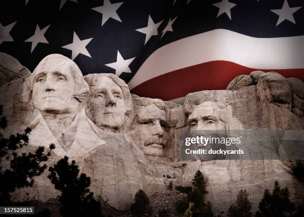 monte rushmore com bandeira americana de fundo - theodore roosevelt us president - fotografias e filmes do acervo