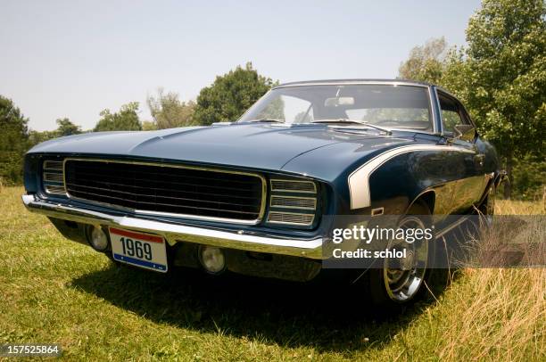 clásico 1969 camaro al aire libre - 1969 fotografías e imágenes de stock