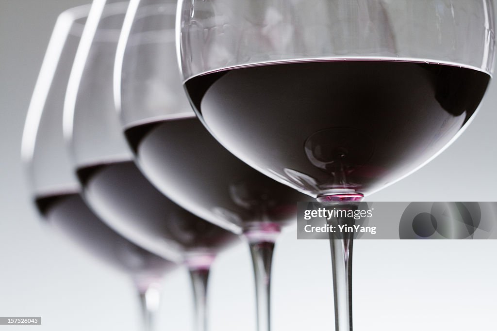 Catavinos copas de vino tinto de una fila, Alcohol y sabrosas primer plano