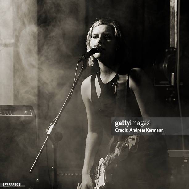 rockband singer - rockmuzikant stockfoto's en -beelden