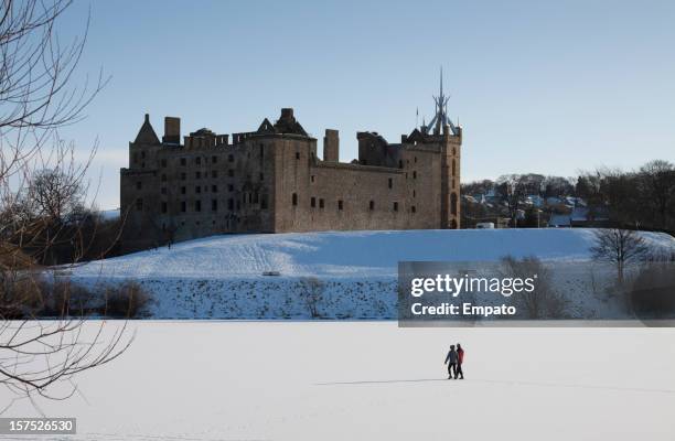 ウォーキングに潜む凍った湖、linlithgow パレス，スコットランド。 - リンリスゴー ストックフォトと画像