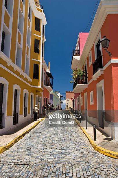 straße in der altstadt von san juan - san juan stock-fotos und bilder