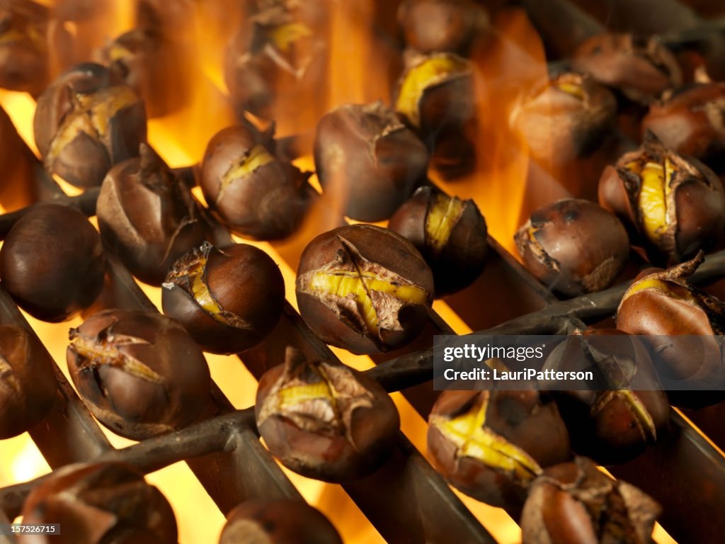 Arrostire castagne su un barbecue all'aperto