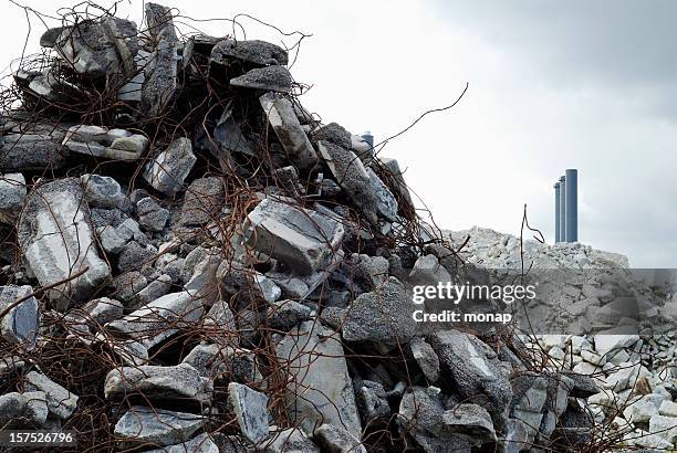 construcción rechazo, chimeneas en el fondo - ruined fotografías e imágenes de stock