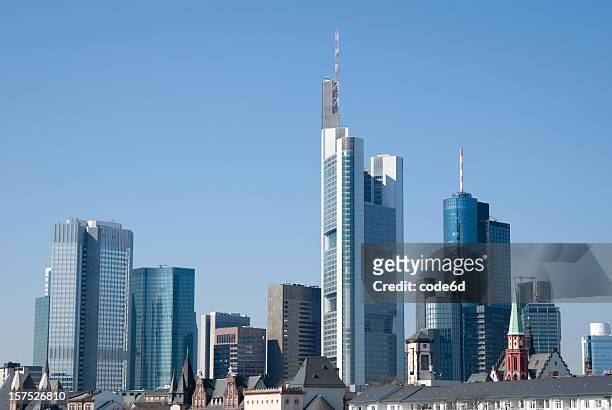 frankfurt finanzviertel skyline, blauer himmel, textfreiraum - frankfurt main tower stock-fotos und bilder