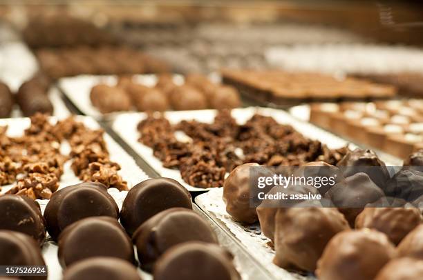 チョコレートトリュフ - 菓子屋 ストックフォトと画像