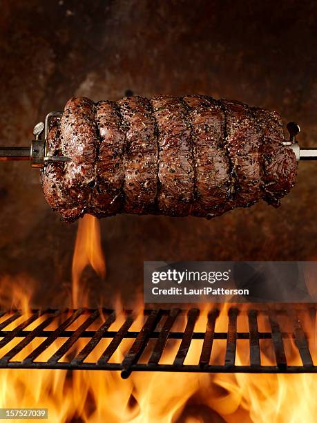 assado de carne de bovino do bbq - assado no espeto imagens e fotografias de stock
