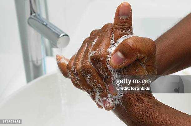 hand waschen – drehend reiben von daumen - washing hands stock-fotos und bilder