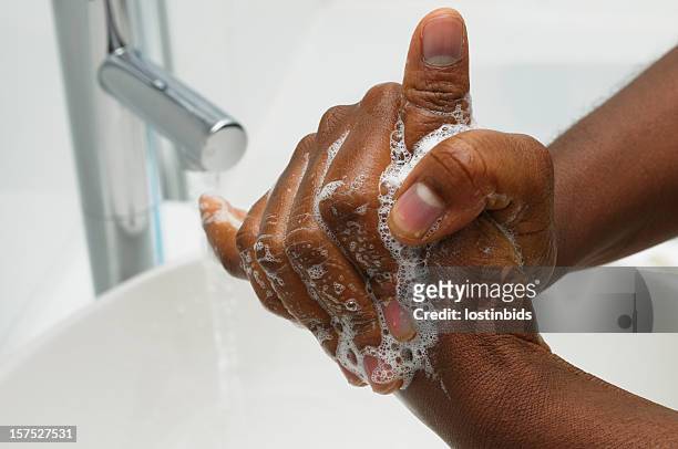 lavado de manos-rotación frotar de pulgar - lavar manos fotografías e imágenes de stock