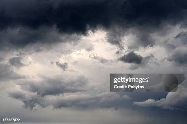 gewitterwolke - dramatischer himmel stock-fotos und bilder