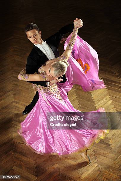 pareja de baile - bailar un vals fotografías e imágenes de stock