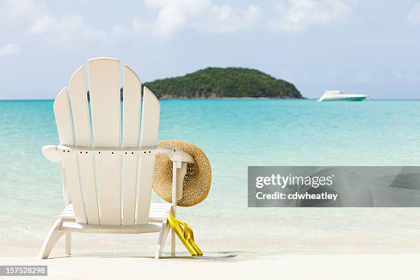 fauteuil accueillant sur une plage tropicale - chaise adirondack photos et images de collection