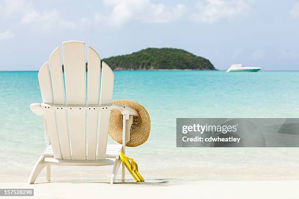 invitante sedia su una spiaggia tropicale - sedia da giardino foto e immagini stock
