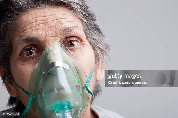 donna con maschera per l'ossigeno - maschera per l'ossigeno foto e immagini stock