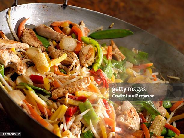 chicken and vegetable stir fry - wok stockfoto's en -beelden