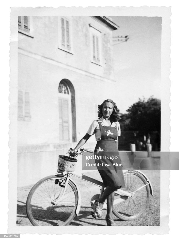Junge Frau mit Fahrrad im 1935.Black und weiß