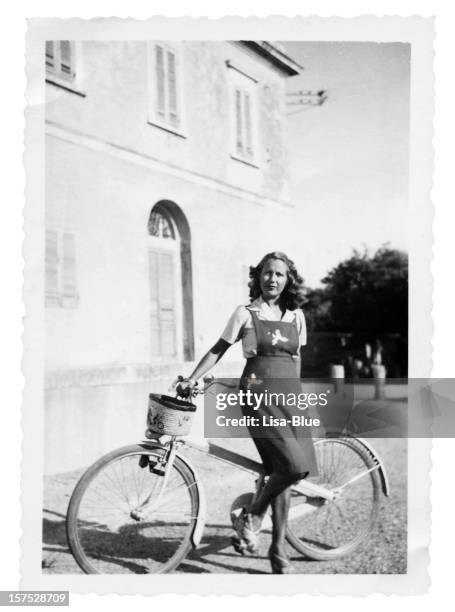 joven mujer con bicicleta en 1935.black y blanco - 1940s fotografías e imágenes de stock