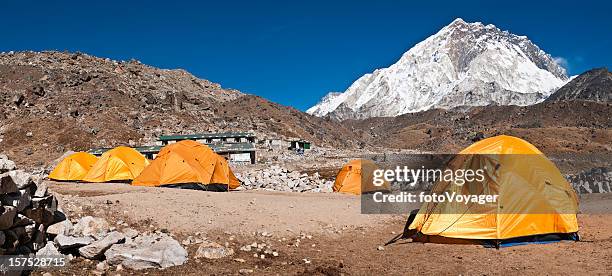 base camp zelte himalaja-gipfel berg nuptse gorak shep nepal panorama - mt everest base camp stock-fotos und bilder