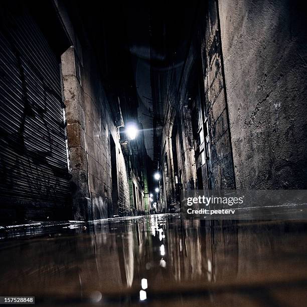 oscuridad alley. - alley fotografías e imágenes de stock