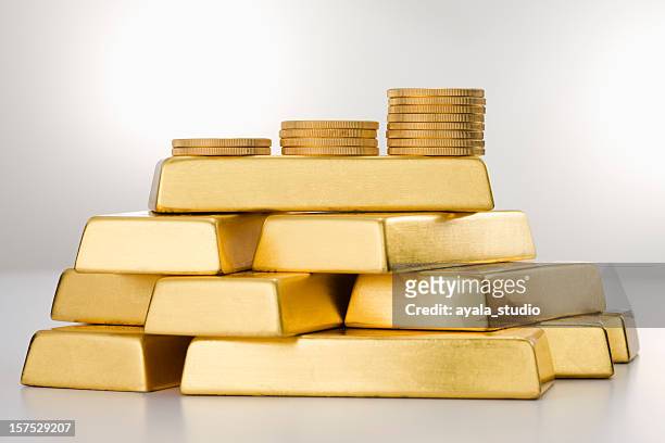gold coins and ingots. - gold coin stockfoto's en -beelden
